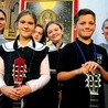 Siostry oraz uczniowie szkoły  podstawowej Sióstr Urszulanek  UR w Lublinie