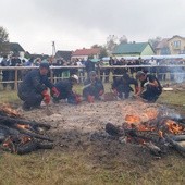 Ziemniaki pieczono w olbrzymim ognisku