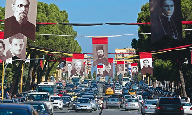 21.09.2014. Tirana. Albania. Trasę przejazdu papieża Franciszka udekorowano wielkimi zdjęciami 40 duchownych zamęczonych przez komunistów za wiarę. Proces beatyfikacyjny albańskich męczenników trwa. 