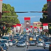 21.09.2014. Tirana. Albania. Trasę przejazdu papieża Franciszka udekorowano wielkimi zdjęciami 40 duchownych zamęczonych przez komunistów za wiarę. Proces beatyfikacyjny albańskich męczenników trwa. 