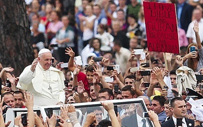 Papież Franciszek wskazał Albanię jako wzór międzyreligijnej zgody.  Widoczny na zdjęciu napis głosi: „Kocham Biblię i Koran, bo jestem Albańczykiem” 