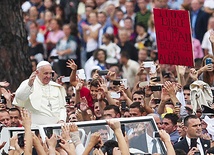 Papież Franciszek wskazał Albanię jako wzór międzyreligijnej zgody.  Widoczny na zdjęciu napis głosi: „Kocham Biblię i Koran, bo jestem Albańczykiem” 