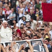 Papież Franciszek wskazał Albanię jako wzór międzyreligijnej zgody.  Widoczny na zdjęciu napis głosi: „Kocham Biblię i Koran, bo jestem Albańczykiem” 