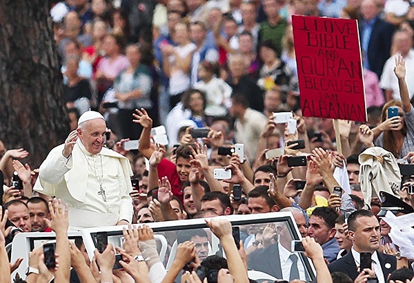 Papież Franciszek wskazał Albanię jako wzór międzyreligijnej zgody.  Widoczny na zdjęciu napis głosi: „Kocham Biblię i Koran, bo jestem Albańczykiem” 