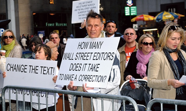 Protest przeciwko użyciu określenia „polski obóz koncentracyjny” na łamach „Wall Street Journal” zorganizowany przez przedstawicieli Polonii Amerykańskiej przed siedzibą gazety na Manhattanie w 2010 r.