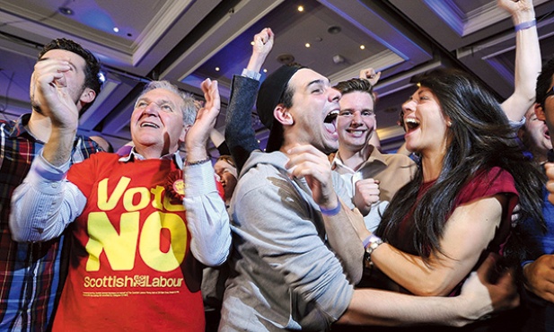 19 września 2014. Glasgow. Zwolennicy pozostania Szkocji w jedności z Wielką Brytanią świętują zwycięstwo po ogłoszeniu wyników referendum   