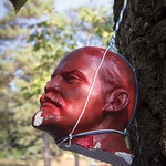 Głowa Lenina powieszona na drzewie przy kuchni polowej w Sewierodoniecku 