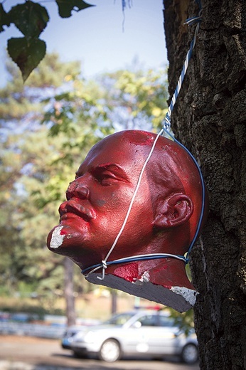 Głowa Lenina powieszona na drzewie przy kuchni polowej w Sewierodoniecku 