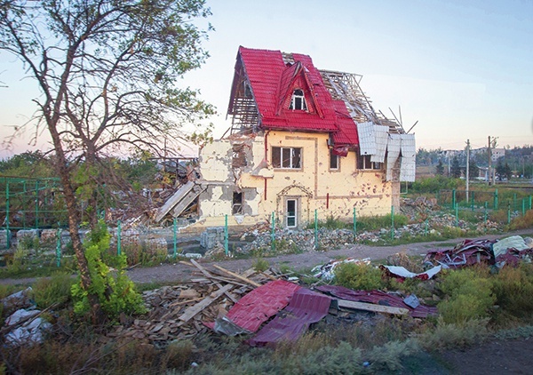 Jeden z ostrzelanych domów w czasie walk w miejscowości Karkov niedaleko Słowiańska  