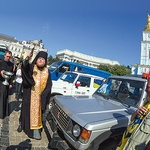 Uroczyste poświęcenie samochodów na placu Michajłowskim w Kijowie  