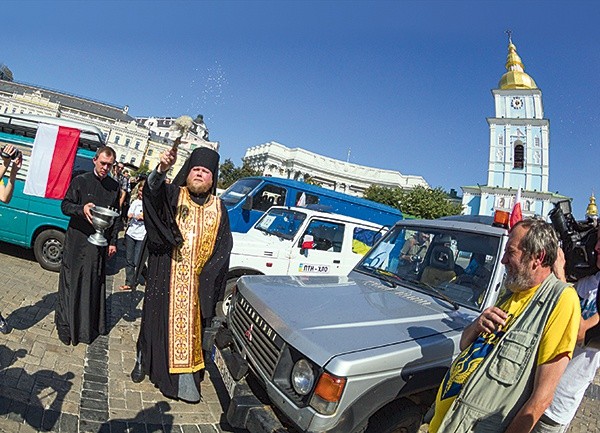 Uroczyste poświęcenie samochodów na placu Michajłowskim w Kijowie  