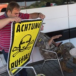 Obdarowani otrzymali na pamiątkę od jednego z polskich wolontariuszy plakaty „Achtung Russia!” 
