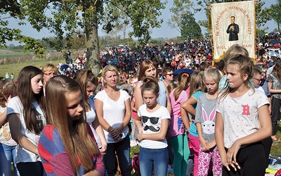 Sanktuarium patrona młodzieży w Rostkowie stało się celem pielgrzymowania i wyznania wiary kilku tysięcy młodych ludzi