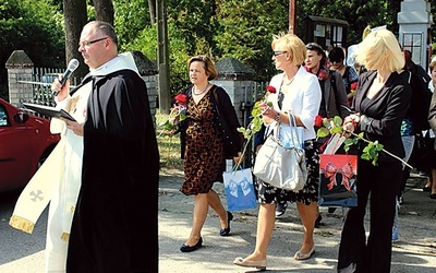 Procesja pod przewodnictwem inicjatora jego powstania ks. Zbigniewa Kanieckiego z udziałem rodzin ofiar katastrofy smoleńskiej