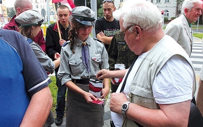  Podczas legnickiej manifestacji harcerze zbierali datki, które zostaną przekazane na wsparcie ekshumacji szczątków żołnierzy wyklętych