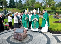 Uroczystego poświęcenia dzwonnicy, krzyża i pamiątkowych tablic dokonali biskupi opolski i gliwicki 