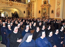  Bazylika annogórska wypełniła się siostrami i braćmi, którzy poświęcili życie Bogu