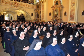  Bazylika annogórska wypełniła się siostrami i braćmi, którzy poświęcili życie Bogu