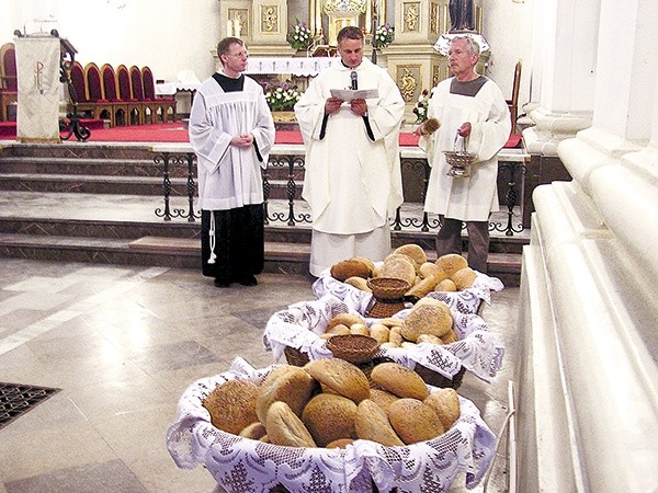  W każdy wtorek zakonnicy na Nowym Mieście przygotowują do poświęcenia 140 bochenków