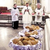  W każdy wtorek zakonnicy na Nowym Mieście przygotowują do poświęcenia 140 bochenków