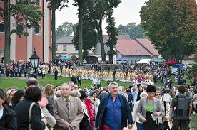 Z bp. Edwardem Dajczakiem  Mszę św. koncelebrowali bp Paweł Cieślik, bp Krzysztof Zadarko, bp senior Tadeusz Werno oraz 54 księży