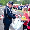  Nagrody odbierają najmłodsi uczestnicy zawodów