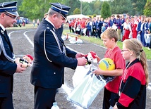  Nagrody odbierają najmłodsi uczestnicy zawodów