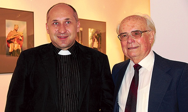  Prof. Jan Zegalski i ks. Leszek Makówka na otwarciu wystawy