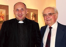  Prof. Jan Zegalski i ks. Leszek Makówka na otwarciu wystawy
