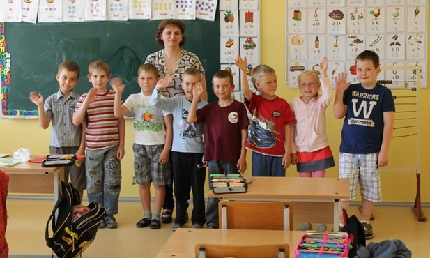 Uczniowie z polskiej szkoły w Kienie na Wileńszczyźnie razem ze swoją wychowawczynią pozdrawiają czytelników „Gościa Niedzielnego”