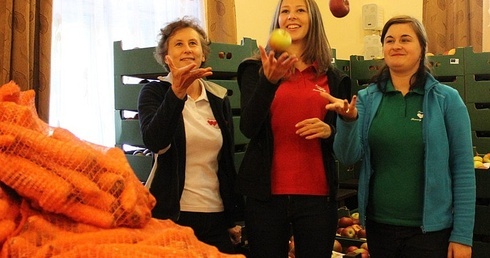 Od lewej: Dr Renata Błecha z wolontariuszkami "embargowej akcji" Izabelą Błechą i Katarzyną Domańską