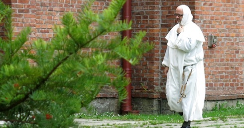 Biskup i 40 zakonników