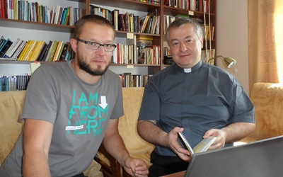 Marcin Lewandowski (z lewej), ks. Artur Ważny (z prawej)