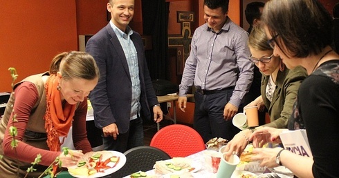 Bez kolacji, nie ma spotkania kursu Alfa - trudno rozmawiać na głodniaka!