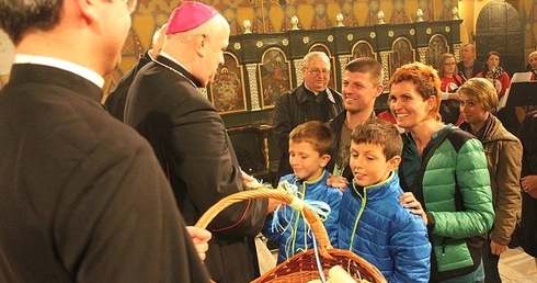 Ewangelizatorzy odbierają zwoje ze Słowem Bożym dla poszczególnych parafii Żywiecczyzny