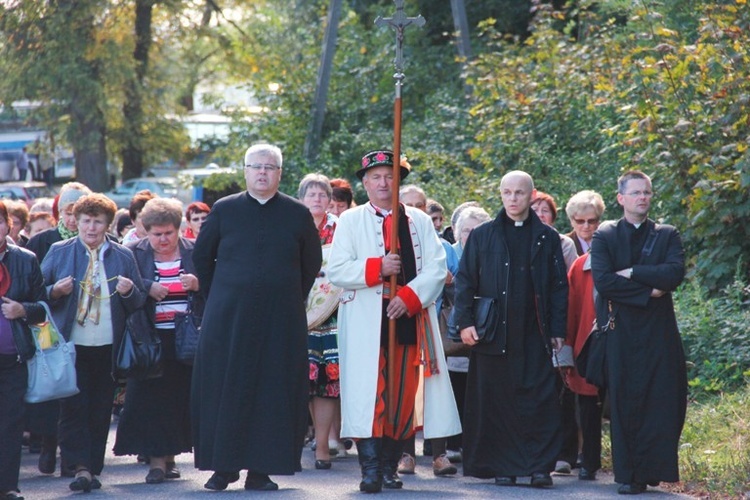 Po Mszy św. pielgrzymi z modlitwą różańcową na ustach przeszli do sanktuarium MB Domaniewickiej