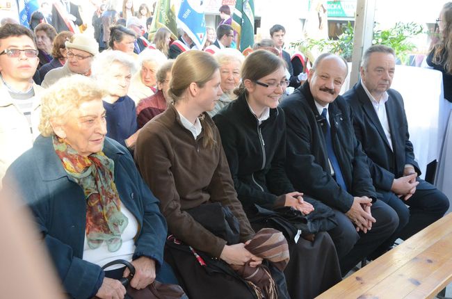 Budują kościół z Maryją