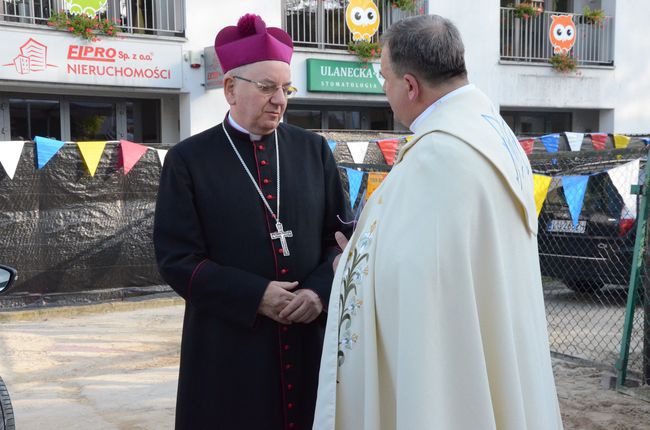 Budują kościół z Maryją