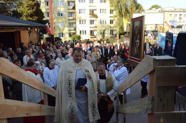 Budują kościół z Maryją