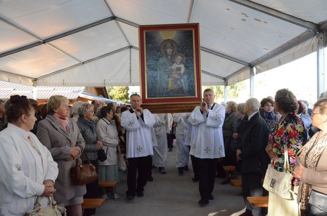 Budują kościół z Maryją