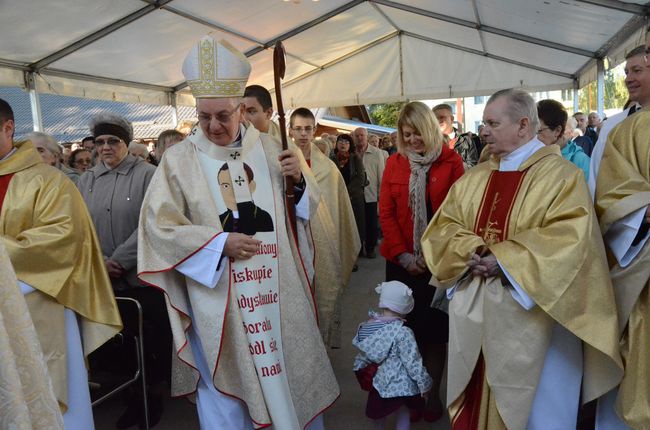 Budują kościół z Maryją