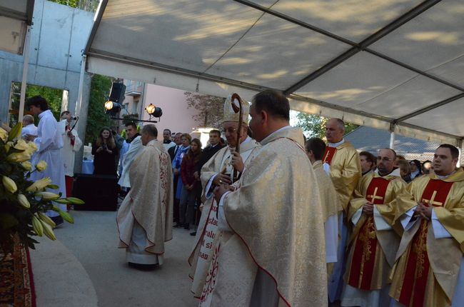 Budują kościół z Maryją