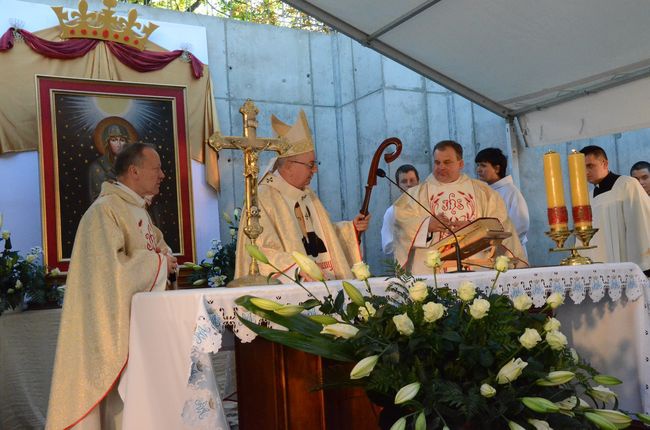 Budują kościół z Maryją