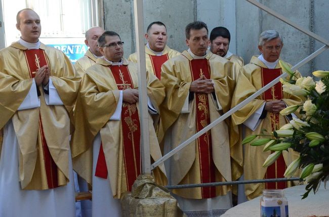 Budują kościół z Maryją