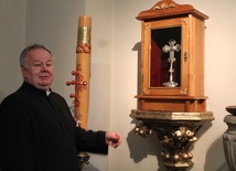 Ks. Marian Czajkowski z relikwiarzem, który znajduje się w kaplicy Aniołów Stróżów