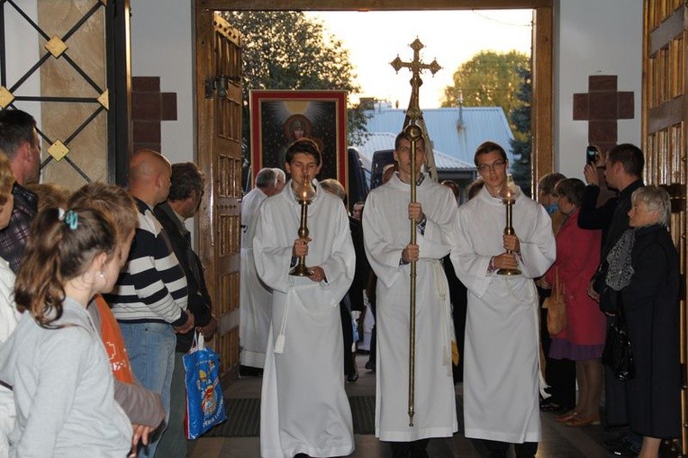 Tłumy wiernych przybyły do kościoła NSJ by świętować obecność obrazu MB Latyczowskiej w parafii
