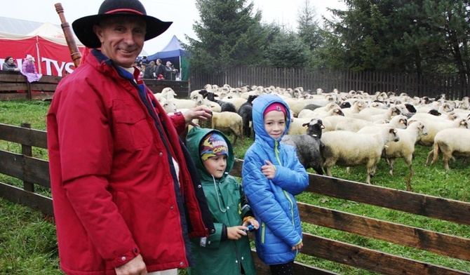 Mieczysław Gluza z Żabnicy (na zdjęciu z wnukami) - właściciel stada owiec i jeden z organizatorów bacowskiego święta na Hali Boraczej