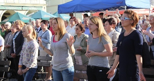 Zgromadzeni na cieszyńskim rynku razem uwielbiali Jezusa. Każdy osobiście mógł Mu oddać swoje życie