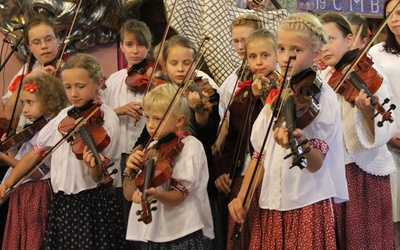 Muzycy amatorzy i profesjonaliści z Trójwsi Beskidzkiej razem zagrali w koncercie ewangelizacyjnym w Istebnej