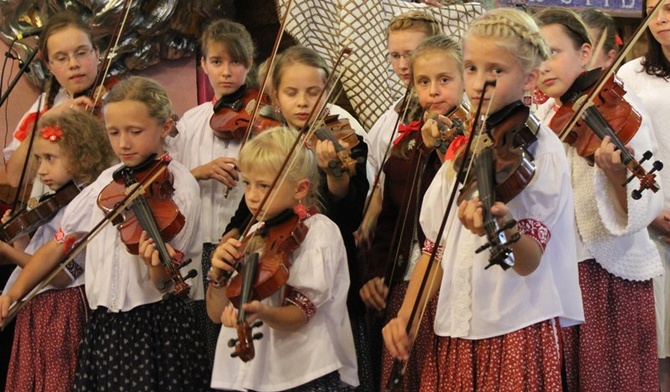Muzycy amatorzy i profesjonaliści z Trójwsi Beskidzkiej razem zagrali w koncercie ewangelizacyjnym w Istebnej